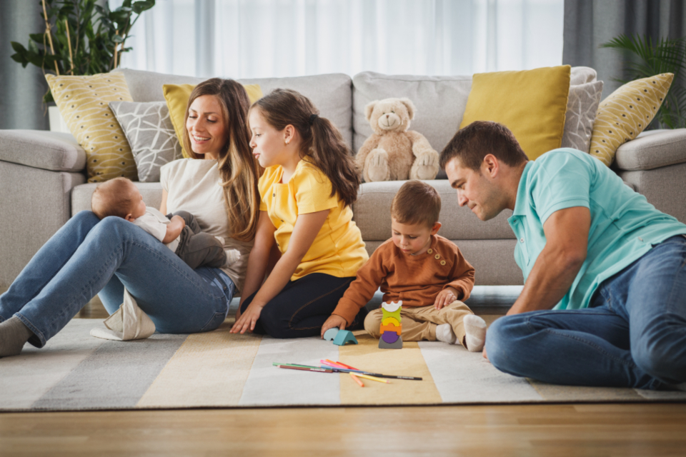 Famille réunie à la maison
