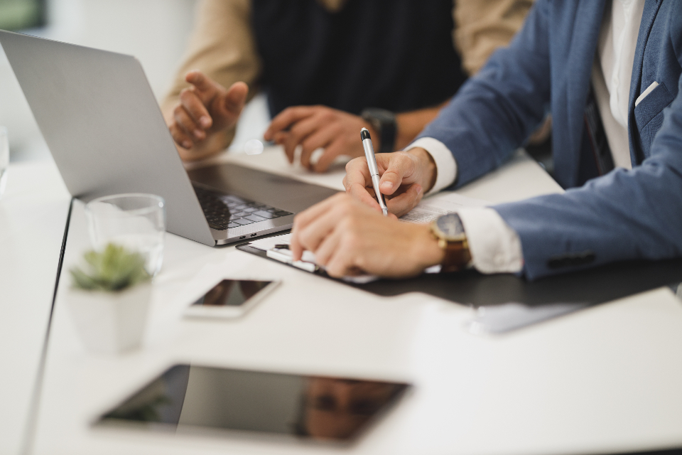 Consultants travaillant ensemble sur un projet