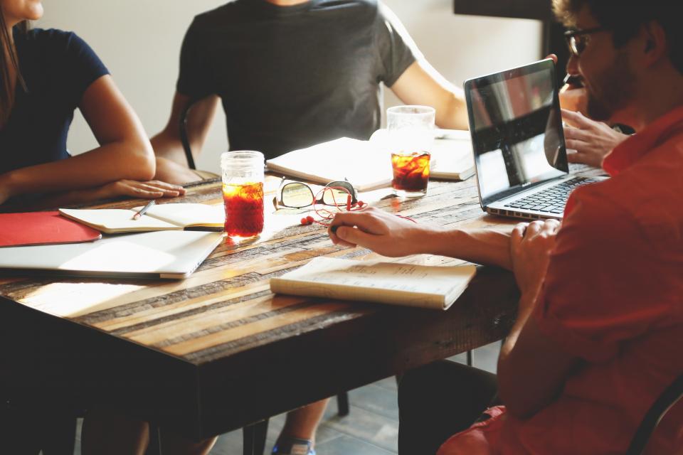 Équipe réunie autour d'une table de travail